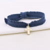 Croix gravée plaqué or sur ruban froufrou bleu gris
