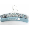 Lot de 2 cintres bébé en Liberty et personnalisé