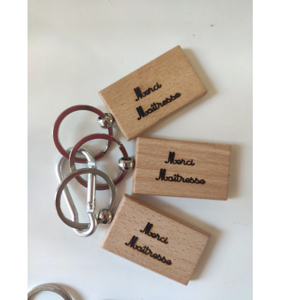 Porte clef en bois gravé maîtresse