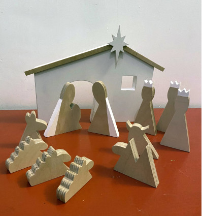 Crèche de Noël en bois avec son étable