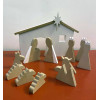 Crèche de Noël en bois avec son étable