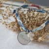 Bracelet médaille personnalisable et croix sur cordon Betsy Asagao