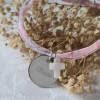 Bracelet médaille personnalisable et croix sur cordon Betsy rose buvard