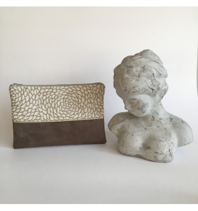 grande pochette beige et jacquard à motifs camélia