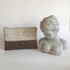 grande pochette beige et jacquard à motifs camélia