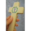 Croix en bois naturel avec motif floral et croix bleue, tenue en main.