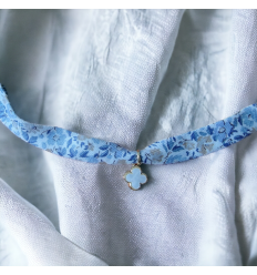 Collier avec sa petite croix arrondie