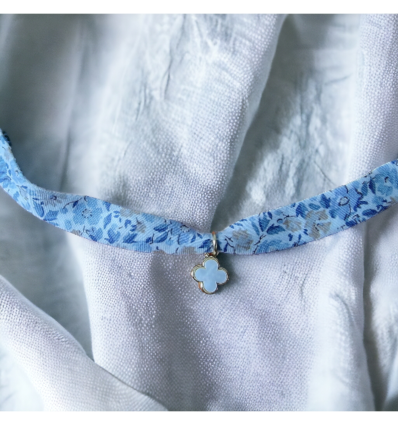 Collier avec sa petite croix arrondie
