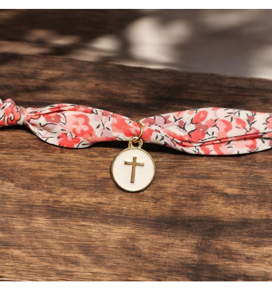 Collier en liberty avec une jolie croix