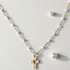 Collier avec une jolie croix