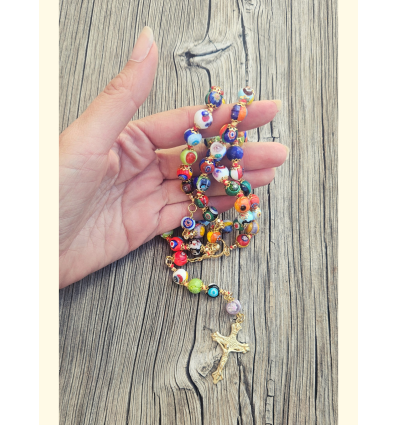 Chapelet catholique multicolore en perles de verre millefiori de Murano avec croix assortie.