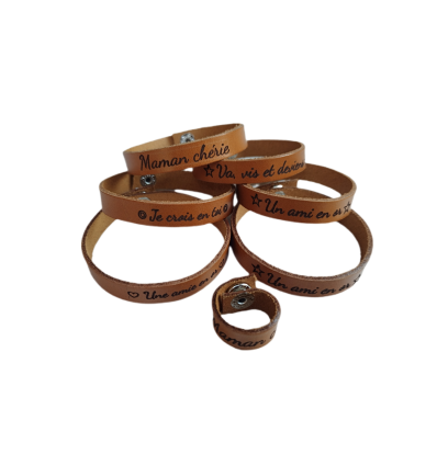 Bracelet en cuir gravé