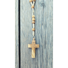 Détail du crucifix en bois d’olivier du chapelet catholique
