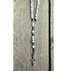 Chapelet catholique moderne en howlite blanche avec écrin