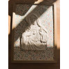 Cadre Cœur Immaculé de Marie en relief blanc sur fond Liberty fleuri vert, avec cadre en bois naturel