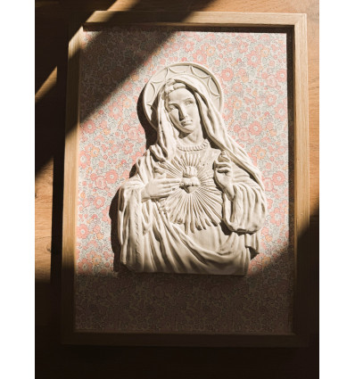 Cadre Cœur Immaculé de Marie en relief blanc sur fond Liberty fleuri vert, avec cadre en bois naturel