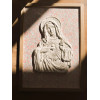 Cadre Cœur Immaculé de Marie en relief blanc sur fond Liberty fleuri vert, avec cadre en bois naturel