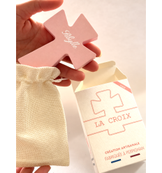 Détail du prénom gravé sur une croix rose poudré à finition mate.