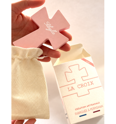Détail du prénom gravé sur une croix rose poudré à finition mate.