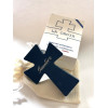 Croix bleue personnalisée avec prénom en écriture cursive, cadeau de baptême artisanal.
