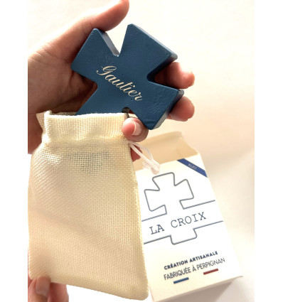 Détail de la personnalisation sur une croix bleue à finition mate.