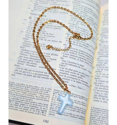Collier croix bleue (fait main en France)